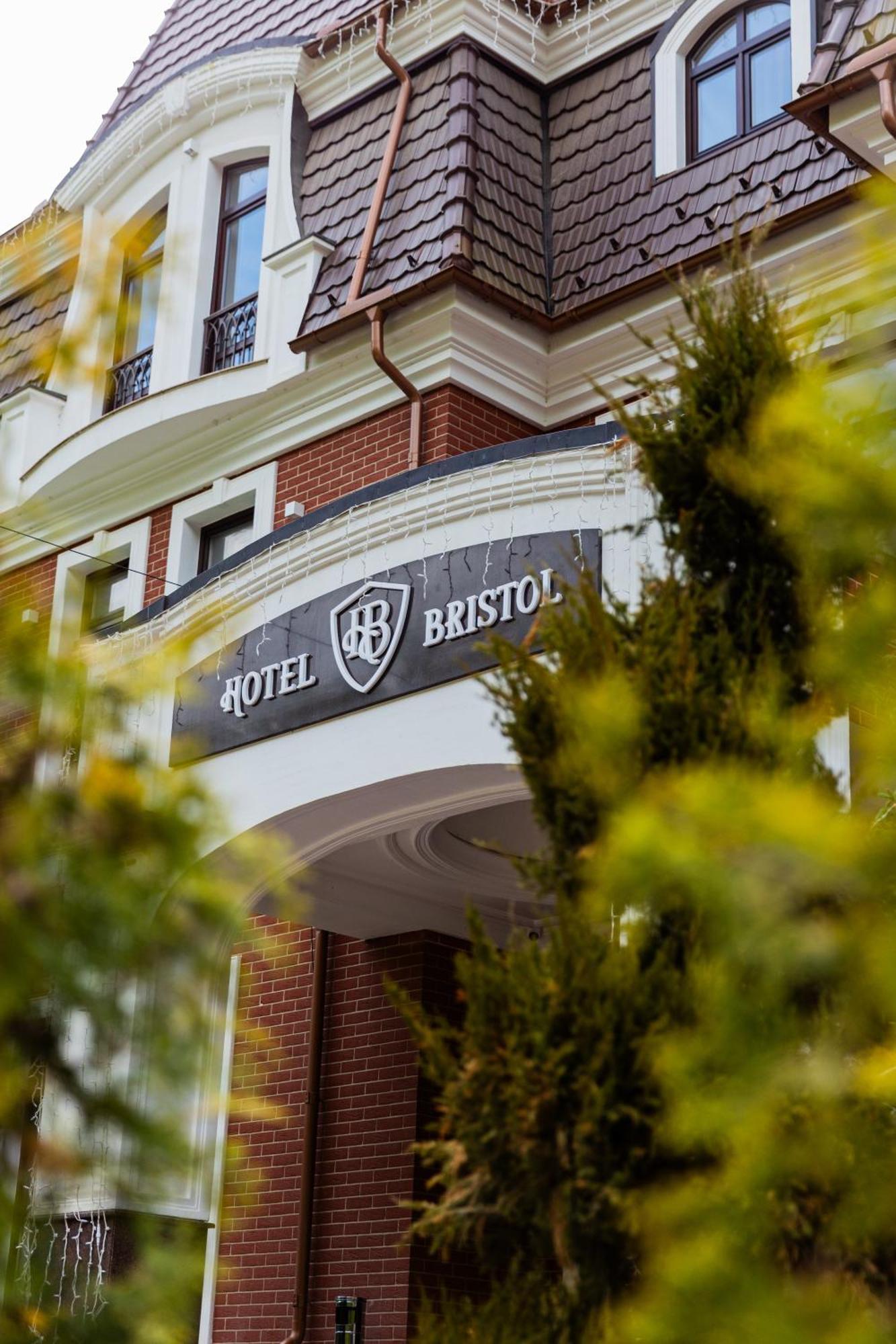 Park Hotel Bristol อุชโฮรอด ภายนอก รูปภาพ