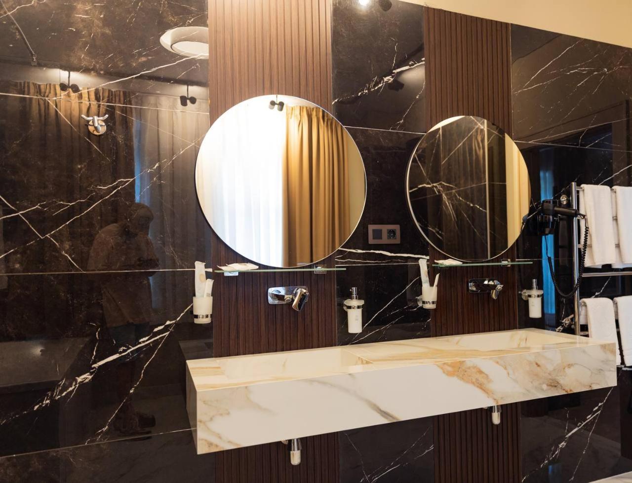 Park Hotel Bristol อุชโฮรอด ภายนอก รูปภาพ