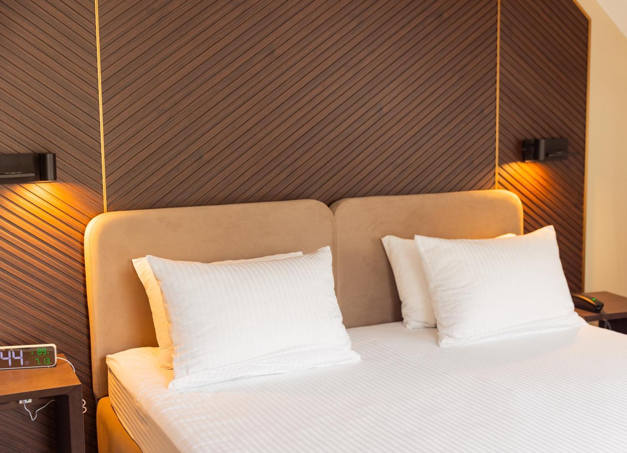 Park Hotel Bristol อุชโฮรอด ภายนอก รูปภาพ